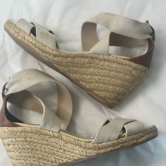 TORY BURCH Cream Wedge Sandals - Picture 14 of 16